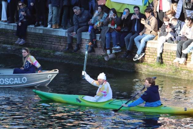 February 6, 2026, Milano: La fiamma olimpica portata dall ex canoista Antonio Rossi e arrivata in Darsena a Milano, accolta da migliaia di persone, e ha concluso il suo viaggio in attesa della cerimonia di questa sera a San Siro e dell accensione del braciere durante la cerimonia di apertura delle Olimpiadi invernali Milano-Cortina, Milano 6 febbraio 2026. ANSA PAOLO SALMOIRAGO - - - - - - - - - - - - - - - - - - - - - - - - - - - - - - - - - - - - - - - - - The Olympic flame carried by former canoeist Antonio Rossi arrived in Milan s Darsena district, welcomed by thousands of people, and concluded its journey ahead of tonight s ceremony at San Siro and the lighting of the cauldron during the opening ceremony of the Milan-Cortina Winter Olympics, Milan, February 6, 2026. ANSA PAOLO SALMOIRAGO Milano Cortina: La Fiamma Olimpica Sui Navigli Tra Migliaia Di Persone  - ZUMAa110 20260206_zaf_a110_005 Copyright: xPaoloxSalmoiragox