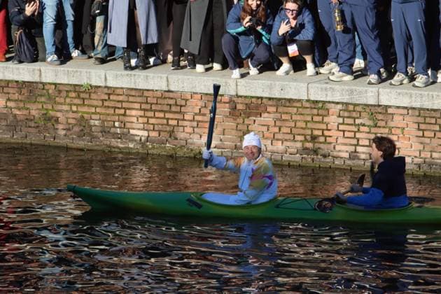 February 6, 2026, Milano: La fiamma olimpica portata dall ex canoista Antonio Rossi e arrivata in Darsena a Milano, accolta da migliaia di persone, e ha concluso il suo viaggio in attesa della cerimonia di questa sera a San Siro e dell accensione del braciere durante la cerimonia di apertura delle Olimpiadi invernali Milano-Cortina, Milano 6 febbraio 2026. ANSA PAOLO SALMOIRAGO - - - - - - - - - - - - - - - - - - - - - - - - - - - - - - - - - - - - - - - - - The Olympic flame carried by former canoeist Antonio Rossi arrived in Milan s Darsena district, welcomed by thousands of people, and concluded its journey ahead of tonight s ceremony at San Siro and the lighting of the cauldron during the opening ceremony of the Milan-Cortina Winter Olympics, Milan, February 6, 2026. ANSA PAOLO SALMOIRAGO Milano Cortina: La Fiamma Olimpica Sui Navigli Tra Migliaia Di Persone  - ZUMAa110 20260206_zaf_a110_006 Copyright: xPaoloxSalmoiragox