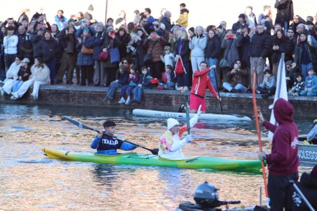 February 6, 2026, Milano: La fiamma olimpica portata dall ex canoista Antonio Rossi e arrivata in Darsena a Milano, accolta da migliaia di persone, e ha concluso il suo viaggio in attesa della cerimonia di questa sera a San Siro e dell accensione del braciere durante la cerimonia di apertura delle Olimpiadi invernali Milano-Cortina, Milano 6 febbraio 2026. ANSA PAOLO SALMOIRAGO - - - - - - - - - - - - - - - - - - - - - - - - - - - - - - - - - - - - - - - - - The Olympic flame carried by former canoeist Antonio Rossi arrived in Milan s Darsena district, welcomed by thousands of people, and concluded its journey ahead of tonight s ceremony at San Siro and the lighting of the cauldron during the opening ceremony of the Milan-Cortina Winter Olympics, Milan, February 6, 2026. ANSA PAOLO SALMOIRAGO Milano Cortina: La Fiamma Olimpica Sui Navigli Tra Migliaia Di Persone  - ZUMAa110 20260206_zaf_a110_008 Copyright: xPaoloxSalmoiragox