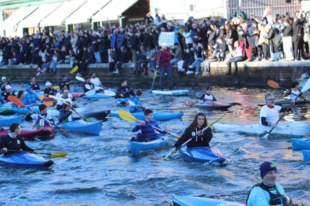 February 6, 2026, Milano: La fiamma olimpica portata dall ex canoista Antonio Rossi e arrivata in Darsena a Milano, accolta da migliaia di persone, e ha concluso il suo viaggio in attesa della cerimonia di questa sera a San Siro e dell accensione del braciere durante la cerimonia di apertura delle Olimpiadi invernali Milano-Cortina, Milano 6 febbraio 2026. ANSA PAOLO SALMOIRAGO - - - - - - - - - - - - - - - - - - - - - - - - - - - - - - - - - - - - - - - - - The Olympic flame carried by former canoeist Antonio Rossi arrived in Milan s Darsena district, welcomed by thousands of people, and concluded its journey ahead of tonight s ceremony at San Siro and the lighting of the cauldron during the opening ceremony of the Milan-Cortina Winter Olympics, Milan, February 6, 2026. ANSA PAOLO SALMOIRAGO Milano Cortina: La Fiamma Olimpica Sui Navigli Tra Migliaia Di Persone  - ZUMAa110 20260206_zaf_a110_009 Copyright: xPaoloxSalmoiragox
