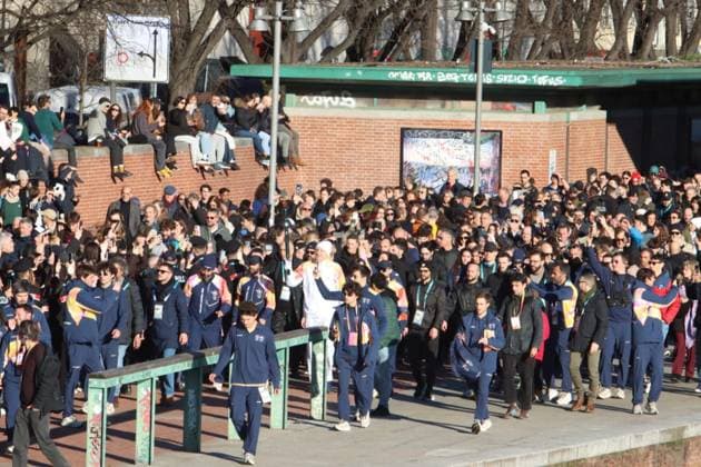 February 6, 2026, Milano: La fiamma olimpica portata dall ex canoista Antonio Rossi e arrivata in Darsena a Milano, accolta da migliaia di persone, e ha concluso il suo viaggio in attesa della cerimonia di questa sera a San Siro e dell accensione del braciere durante la cerimonia di apertura delle Olimpiadi invernali Milano-Cortina, Milano 6 febbraio 2026. ANSA PAOLO SALMOIRAGO - - - - - - - - - - - - - - - - - - - - - - - - - - - - - - - - - - - - - - - - - The Olympic flame carried by former canoeist Antonio Rossi arrived in Milan s Darsena district, welcomed by thousands of people, and concluded its journey ahead of tonight s ceremony at San Siro and the lighting of the cauldron during the opening ceremony of the Milan-Cortina Winter Olympics, Milan, February 6, 2026. ANSA PAOLO SALMOIRAGO Milano Cortina: La Fiamma Olimpica Sui Navigli Tra Migliaia Di Persone  - ZUMAa110 20260206_zaf_a110_010 Copyright: xPaoloxSalmoiragox