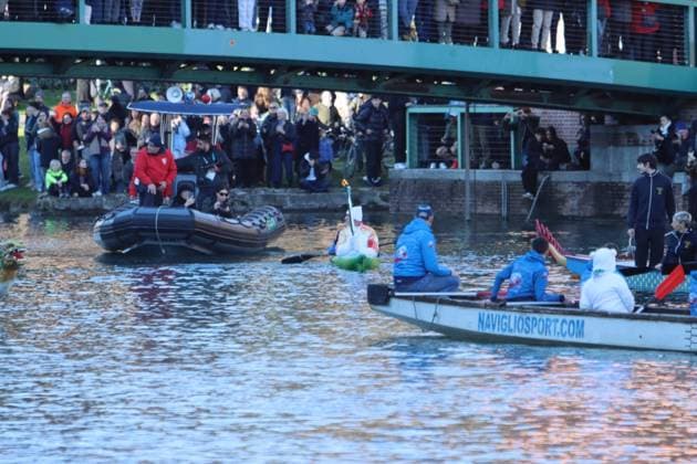 February 6, 2026, Milano: La fiamma olimpica portata dall ex canoista Antonio Rossi e arrivata in Darsena a Milano, accolta da migliaia di persone, e ha concluso il suo viaggio in attesa della cerimonia di questa sera a San Siro e dell accensione del braciere durante la cerimonia di apertura delle Olimpiadi invernali Milano-Cortina, Milano 6 febbraio 2026. ANSA PAOLO SALMOIRAGO - - - - - - - - - - - - - - - - - - - - - - - - - - - - - - - - - - - - - - - - - The Olympic flame carried by former canoeist Antonio Rossi arrived in Milan s Darsena district, welcomed by thousands of people, and concluded its journey ahead of tonight s ceremony at San Siro and the lighting of the cauldron during the opening ceremony of the Milan-Cortina Winter Olympics, Milan, February 6, 2026. ANSA PAOLO SALMOIRAGO Milano Cortina: La Fiamma Olimpica Sui Navigli Tra Migliaia Di Persone  - ZUMAa110 20260206_zaf_a110_012 Copyright: xPaoloxSalmoiragox