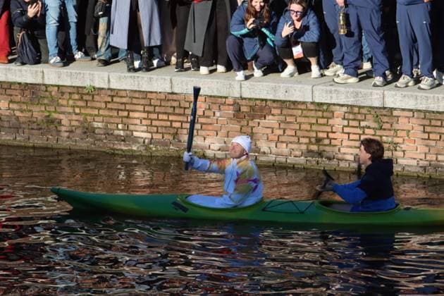 February 6, 2026, Milano: La fiamma olimpica portata dall ex canoista Antonio Rossi e arrivata in Darsena a Milano, accolta da migliaia di persone, e ha concluso il suo viaggio in attesa della cerimonia di questa sera a San Siro e dell accensione del braciere durante la cerimonia di apertura delle Olimpiadi invernali Milano-Cortina, Milano 6 febbraio 2026. ANSA PAOLO SALMOIRAGO - - - - - - - - - - - - - - - - - - - - - - - - - - - - - - - - - - - - - - - - - The Olympic flame carried by former canoeist Antonio Rossi arrived in Milan s Darsena district, welcomed by thousands of people, and concluded its journey ahead of tonight s ceremony at San Siro and the lighting of the cauldron during the opening ceremony of the Milan-Cortina Winter Olympics, Milan, February 6, 2026. ANSA PAOLO SALMOIRAGO Milano Cortina: La Fiamma Olimpica Sui Navigli Tra Migliaia Di Persone  - ZUMAa110 20260206_zaf_a110_013 Copyright: xPaoloxSalmoiragox