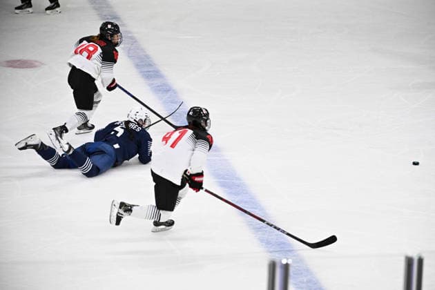 S. Maeda 1-3 score for the Japan team, Ice hockey, Eishockey - Women Prelim.Round Group B FRA 2 - 3 JPN (France 2- 3 Japan) at the Milano Ice Hockey Park during the Milano Cortina 2026 Olympic Winter games, Winterspiele,Spiele, Summer games 07 February 2026, Milan, Italy. Noxthirdxpartyxsales  aflo_318696899