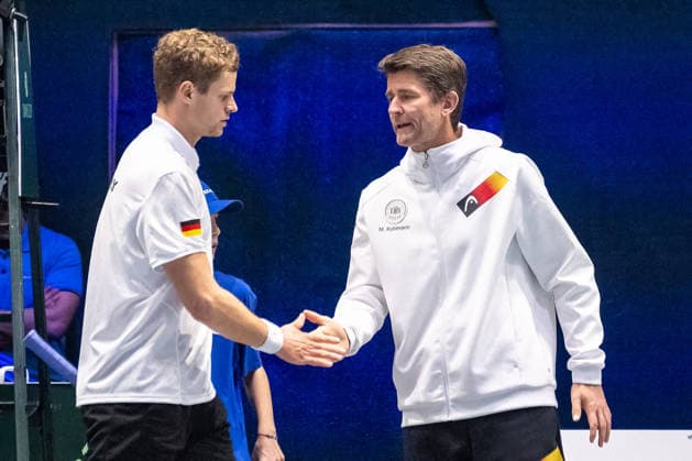 Michael Kohlmann Team Germany, Captain congratulates Yannick Hanfmann Team Germany on the match Germany vs Peru, Tennis, Davis Cup, 01 round, 06 and 07 02 2026 Germany vs Peru, Tennis, Davis Cup, 01 round, 06 and 07 02 2026 Duesseldorf Copyright: xEibner-Pressefoto ThomasxHaeslerx EP_THR