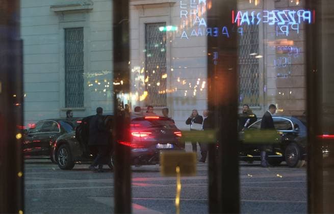 Milano blindata per l arrivo delle Istituzioni a Palazzo Reale. Palazzo Reale di Milano e al centro della scena istituzionale, ospitando i capi di Stato, la presidente del Consiglio Meloni e il presidente della Repubblica Mattarella in occasione della cerimonia di apertura delle Olimpiadi invernali Milano Cortina 2026 06 Gennaio 2026, Milano, Italia (Foto Stefano Porta LaPresse) Milan is under lockdown for the arrival of the institutions at the Palazzo Reale. Milan s Palazzo Reale is at the center of the institutional scene, hosting heads of state, Prime Minister Meloni, and President Mattarella for the opening ceremony of the Milan-Cortina 2026 Winter Olympics. January 6, 2026, Milan, Italy (Photo Stefano Porta LaPresse)  Copyright: xStefanoxPorta LaPressex