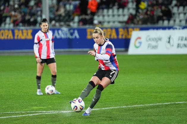 Google Pixel Frauen Bundesliga SC Freiburg vs FC Bayern München, 06 02 2026 Giulia Gwinn FC Bayern München, 7 beim aufwärmen Google Pixel Frauen Bundesliga SC Freiburg vs FC Bayern München, Dreisamstadion, 06 02 2026 DFB DFL REGULATIONS PROHIBIT ANY USE OF PHOTOGRAPHS AS IMAGE SEQUENCES AND OR QUASI VIDEO Copyright: xBEAUTIFULxSPORTS Boscox