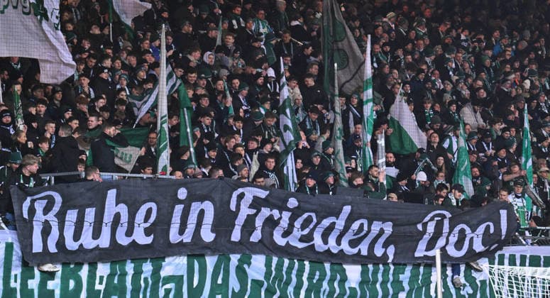 06 02 2026 Soccer Season 2025 2026 2 Soccer Bundesliga 21 Matchday SpVgg Greuther Fürth SGF Kleeblatt 1 FC Magdeburg FCM Sportfoto Zink xwoxzix DFL regulations prohibit any use of photographs as image sequences and or quasi video only for editorial use Schweigeminute Gedenkminute Gedenken Schweigen Trauer Andenken Dr Harald Hauer Mannschaft Team Fürth Spruchband Banner Greutherfürthfans Fans Fanblock Kleeblattfans