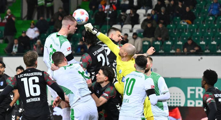 06 02 2026 Soccer Season 2025 2026 2 Soccer Bundesliga 21 Matchday SpVgg Greuther Fürth SGF Kleeblatt 1 FC Magdeburg FCM Sportfoto Zink xwoxzix DFL regulations prohibit any use of photographs as image sequences and or quasi video only for editorial use Brynjar Ingi Bjarnason 25, SpVgg Greuther Fürth scored goal Goal shot for 1 0 against Dominik Reimann 1, 1 FC Magdeburg FCM