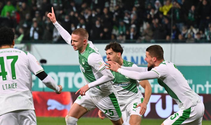06 02 2026 Fußball Saison 2025 2026 2 Fußball Bundesliga 21 Spieltag SpVgg Greuther Fürth SGF Kleeblatt 1 FC Magdeburg FCM Sportfoto Zink xwoxzix DFL regulations prohibit any use of photographs as image sequences and or quasi video only for editorial use Torjubel Jubel nach Treffer Torschuß zum 1 0 durch Brynjar Ingi Bjarnason 25, SpVgg Greuther Fürth Brynjar Ingi Bjarnason 25, SpVgg Greuther Fürth Reno Münz Muenz 5, SpVgg Greuther Fürth Jan Elvedi 15, SpVgg Greuther Fürth