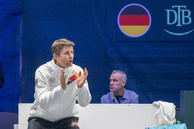 Michael Kohlmann Team Germany, Captain applauds Yannick Hanfmann Team Germany Germany vs Peru, Tennis, Davis Cup, 01 Round, 06 and 07 02 2026 Germany vs Peru, Tennis, Davis Cup, 01 Round, 06 and 07 02 2026 Duesseldorf Copyright: xEibner-Pressefoto ThomasxHaeslerx EP_THR
