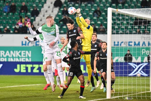 2 Bundesliga SpVgg Greuther Fürth 1 FC Magdeburg 06 02 2026 FUERTH, GERMANY 06 FEBRUARY in this scene Dominik REIMANN 1 FC Magdeburg 1 defuses a header from Brynjar Ingo BJARNASON SpVgg Greuther Fürth 25 during the match between SpVgg Greuther Fürth and 1 FC Magdeburg on matchday 21 of Bundesliga 2 at Sportpark Ronhof Thomas Sommer Copyright: xBEAUTIFULxSPORTS Goldbergx