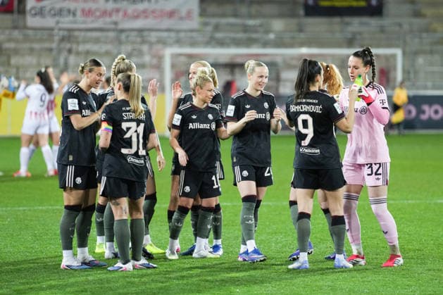Google Pixel Womens Bundesliga SC Freiburg vs FC Bayern Munich, 06 02 2026 The Munich women high-fiving before the game Google Pixel Womens Bundesliga SC Freiburg vs FC Bayern Munich, Dreisamstadion, 06 02 2026 DFB DFL REGULATIONS PROHIBIT ANY USE OF PHOTOGRAPHS AS IMAGE SEQUENCES AND OR QUASI VIDEO Copyright: xBEAUTIFULxSPORTS Boscox