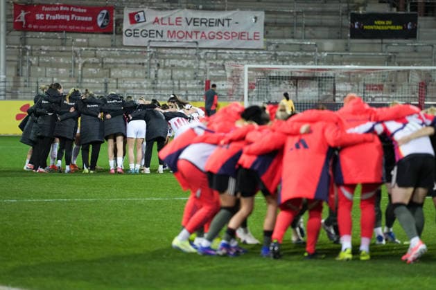 Google Pixel Womens Bundesliga SC Freiburg vs FC Bayern Munich, 06 02 2026 The SC Freiburg team in the team circle before the game and in the foreground the women of FC Bayern Munich Google Pixel Womens Bundesliga SC Freiburg vs FC Bayern Munich, Dreisamstadion, 06 02 2026 DFB DFL REGULATIONS PROHIBIT ANY USE OF PHOTOGRAPHS AS IMAGE SEQUENCES AND OR QUASI VIDEO Copyright: xBEAUTIFULxSPORTS Boscox