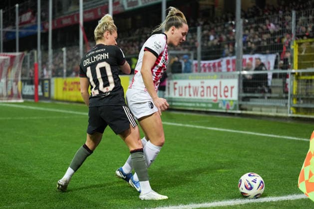 Google Pixel Womens Bundesliga SC Freiburg vs FC Bayern Munich, 06 02 2026 duel between Linda Dallmann FC Bayern Munich, 10 and Lisa Karl SC Freiburg, 2 Google Pixel Womens Bundesliga SC Freiburg vs FC Bayern Munich, Dreisamstadion, 06 02 2026 DFB DFL REGULATIONS PROHIBIT ANY USE OF PHOTOGRAPHS AS IMAGE SEQUENCES AND OR QUASI VIDEO Copyright: xBEAUTIFULxSPORTS Boscox