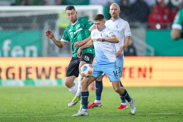 06 02 2025, Fußball, Preußen Münster VfL Bochum, 2 Fußball Bundesliga, Preußenstadion, 21 Spieltag, Saison 2025 2026 Callum Marshall VfL Bochum 16 im Zweikampf gegen Torge Paetow Preussen Muenster 16 DFB regulations prohibit any use of photographs as image sequences and or quasi video Nordrhein Westfalen Germany