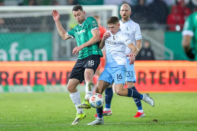 06 02 2025, Fußball, Preußen Münster VfL Bochum, 2 Fußball Bundesliga, Preußenstadion, 21 Spieltag, Saison 2025 2026 Callum Marshall VfL Bochum 16 im Zweikampf gegen Torge Paetow Preussen Muenster 16 DFB regulations prohibit any use of photographs as image sequences and or quasi video Nordrhein Westfalen Germany