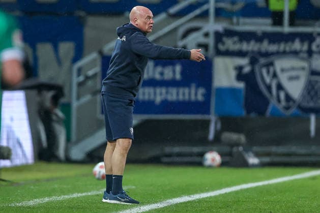 06 02 2025, Football, Preußen Münster VfL Bochum, 2 Fußball Bundesliga, Preußenstadion, 21 Spieltag, Saison 2025 2026 Head coach Uwe Rösler VfL Bochum hc gesticulating on the sidelines DFB regulations prohibit any use of photographs as image sequences and or quasi video Nordrhein Westfalen Germany