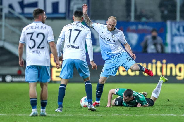 06 02 2025, Fußball, Preußen Münster VfL Bochum, 2 Fußball Bundesliga, Preußenstadion, 21 Spieltag, Saison 2025 2026 Philipp Hofmann VfL Bochum 33 im Zweikampf gegen Torge Paetow Preussen Muenster 16 DFB regulations prohibit any use of photographs as image sequences and or quasi video Nordrhein Westfalen Germany