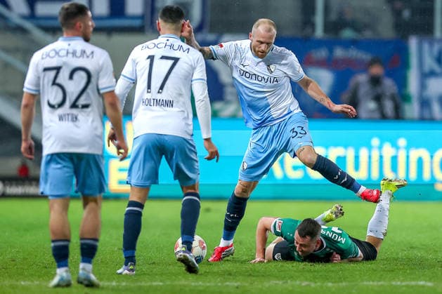 06 02 2025, Fußball, Preußen Münster VfL Bochum, 2 Fußball Bundesliga, Preußenstadion, 21 Spieltag, Saison 2025 2026 Philipp Hofmann VfL Bochum 33 im Zweikampf gegen Torge Paetow Preussen Muenster 16 DFB regulations prohibit any use of photographs as image sequences and or quasi video Nordrhein Westfalen Germany