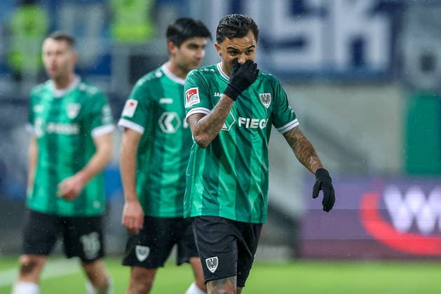 06 02 2025, Fußball, Preußen Münster VfL Bochum, 2 Fußball Bundesliga, Preußenstadion, 21 Spieltag, Saison 2025 2026 Oliver Batista Meier Preussen Muenster 17 enttäuscht Enttäuschung gestikulierend auf dem Spielfeld DFB regulations prohibit any use of photographs as image sequences and or quasi video Nordrhein Westfalen Germany