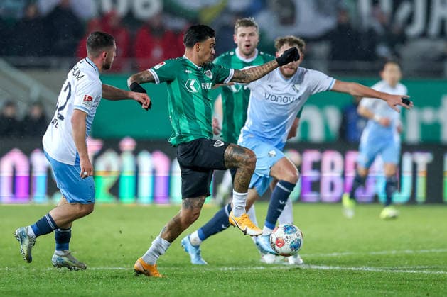 06 02 2025, Fußball, Preußen Münster VfL Bochum, 2 Fußball Bundesliga, Preußenstadion, 21 Spieltag, Saison 2025 2026 Oliver Batista Meier Preussen Muenster 17 im Zweikampf gegen Philipp Strompf VfL Bochum 03 DFB regulations prohibit any use of photographs as image sequences and or quasi video Nordrhein Westfalen Germany