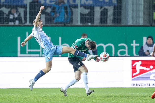 06 02 2025, Fußball, Preußen Münster VfL Bochum, 2 Fußball Bundesliga, Preußenstadion, 21 Spieltag, Saison 2025 2026 Callum Marshall VfL Bochum 16 im Zweikampf gegen Marcel Benger Preussen Muenster 06 DFB regulations prohibit any use of photographs as image sequences and or quasi video Nordrhein Westfalen Germany