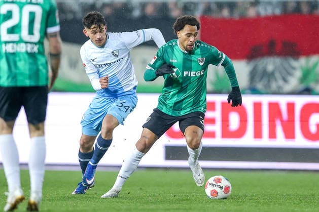 06 02 2025, Fußball, Preußen Münster VfL Bochum, 2 Fußball Bundesliga, Preußenstadion, 21 Spieltag, Saison 2025 2026 Cajetan Lenz VfL Bochum 34 im Zweikampf gegen Etienne Amenyido Preussen Muenster 30 DFB regulations prohibit any use of photographs as image sequences and or quasi video Nordrhein Westfalen Germany