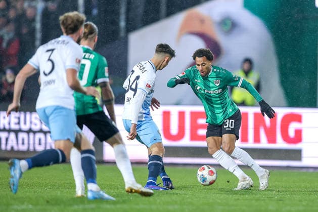 06 02 2025, Fußball, Preußen Münster VfL Bochum, 2 Fußball Bundesliga, Preußenstadion, 21 Spieltag, Saison 2025 2026 Cajetan Lenz VfL Bochum 34 im Zweikampf gegen Etienne Amenyido Preussen Muenster 30 DFB regulations prohibit any use of photographs as image sequences and or quasi video Nordrhein Westfalen Germany