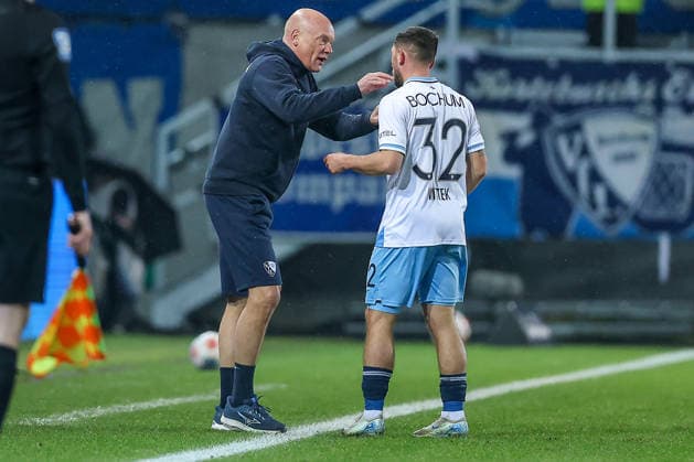 06 02 2025, Football, Preußen Münster VfL Bochum, 2 Fußball Bundesliga, Preußenstadion, 21 Spieltag, Saison 2025 2026 Head coach Uwe Rösler VfL Bochum hc gesticulating on the sidelines next to Maximilian Wittek VfL Bochum 32 DFB regulations prohibit any use of photographs as image sequences and or quasi video Nordrhein Westfalen Germany