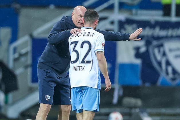 06 02 2025, Football, Preußen Münster VfL Bochum, 2 Fußball Bundesliga, Preußenstadion, 21 Spieltag, Saison 2025 2026 Head coach Uwe Rösler VfL Bochum hc gesticulating on the sidelines next to Maximilian Wittek VfL Bochum 32 DFB regulations prohibit any use of photographs as image sequences and or quasi video Nordrhein Westfalen Germany