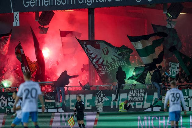 06 02 2025, Football, Preußen Münster VfL Bochum, 2 Fußball Bundesliga, Preußenstadion, 21 Spieltag, Saison 2025 2026 Die Ultras zünden Bengalisches Feuer Pyrotechnik im Gästeblock DFB regulations prohibit any use of photographs as image sequences and or quasi video Nordrhein Westfalen Germany