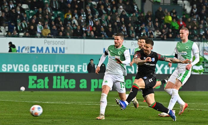 06 02 2026 Soccer Season 2025 2026 2 Soccer Bundesliga 21 Matchday SpVgg Greuther Fürth SGF Kleeblatt 1 FC Magdeburg FCM Sportfoto Zink MeZi xmexzix DFL regulations prohibit any use of photographs as image sequences and or quasi video only for editorial use Mateusz Zukowski 22, 1 FC Magdeburg FCM erzielt Treffer Tor Torschuß zum 1 5 gegen Jan Elvedi 15, SpVgg Greuther Fürth Brynjar Ingi Bjarnason 25, SpVgg Greuther Fürth