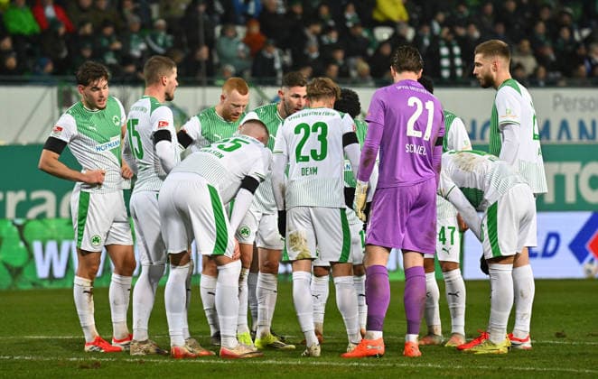 06 02 2026 Soccer Season 2025 2026 2 Soccer Bundesliga 21 Matchday SpVgg Greuther Fürth SGF Kleeblatt 1 FC Magdeburg FCM Sportfoto Zink MeZi xmexzix DFL regulations prohibit any use of photographs as image sequences and or quasi video only for editorial use Teamkreis Mannschaft Team Branimir Hrgota 10, SpVgg Greuther Fürth and Co disappointed Disappointment