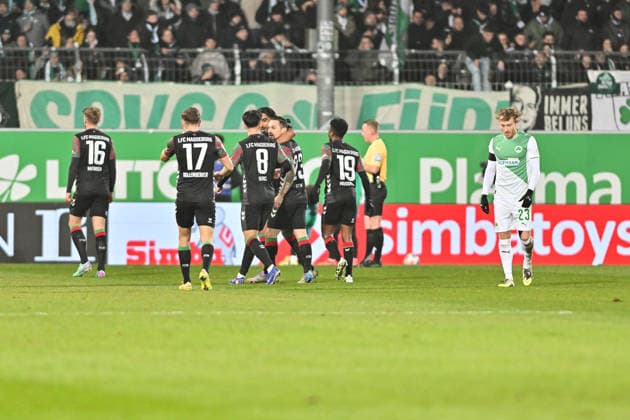 2 Bundesliga SpVgg Greuther Fürth 1 FC Magdeburg 06 02 2026 FUERTH, GERMANY 06 FEBRUARY Magdeburg cheer after Mateusz ZUKOWSKI 1 FC Magdeburg 22 Goal Goal scorer Happy during the match between SpVgg Greuther Fürth and 1 FC Magdeburg on matchday 21 of the 2 Bundesliga at Sportpark Ronhof Thomas Sommer Copyright: xBEAUTIFULxSPORTS Goldbergx