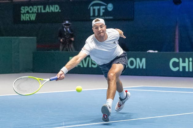 Jan Lennard Struff Team Germany stretches in vain to reach the ball Germany vs Peru, Tennis, Davis Cup, 01 round, 06 and 07 02 2026 Germany vs Peru, Tennis, Davis Cup, 01 round, 06 and 07 02 2026 Duesseldorf Copyright: xEibner-Pressefoto ThomasxHaeslerx EP_THR