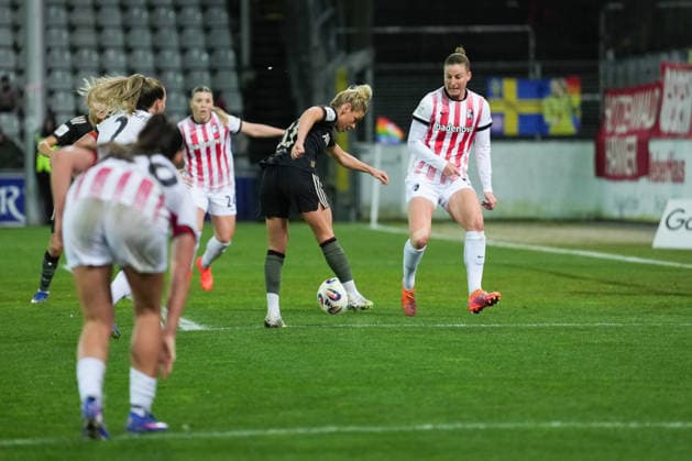 Google Pixel Womens Bundesliga SC Freiburg vs FC Bayern Munich, 06 02 2026 Linda Dallmann FC Bayern Munich, 10 with the assist for the 0 1 goal scorer Pernille Harder FC Bayern Munich, 21 Google Pixel Womens Bundesliga SC Freiburg vs FC Bayern Munich, Dreisamstadion, 06 02 2026 DFB DFL REGULATIONS PROHIBIT ANY USE OF PHOTOGRAPHS AS IMAGE SEQUENCES AND OR QUASI VIDEO Copyright: xBEAUTIFULxSPORTS Boscox