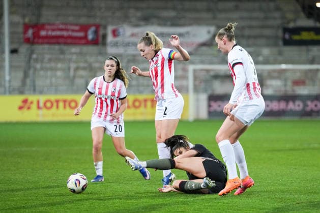 Google Pixel Womens Bundesliga SC Freiburg vs FC Bayern Munich, 06 02 2026 Foul by Lisa Karl SC Freiburg, 2 on Jovana Damnjanovi FC Bayern Munich, 9 Google Pixel Womens Bundesliga SC Freiburg vs FC Bayern Munich, Dreisamstadion, 06 02 2026 DFB DFL REGULATIONS PROHIBIT ANY USE OF PHOTOGRAPHS AS IMAGE SEQUENCES AND OR QUASI VIDEO Copyright: xBEAUTIFULxSPORTS Boscox