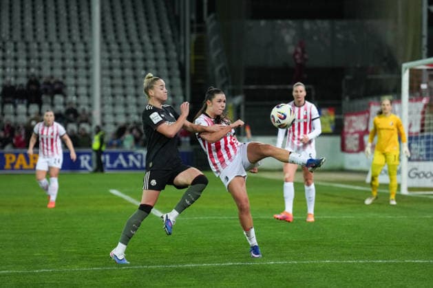 Google Pixel Womens Bundesliga SC Freiburg vs FC Bayern Munich, 06 02 2026 duel between Giulia Gwinn FC Bayern Munich, 7 and Leela Egli SC Freiburg, 20 Google Pixel Womens Bundesliga SC Freiburg vs FC Bayern Munich, Dreisamstadion, 06 02 2026 DFB DFL REGULATIONS PROHIBIT ANY USE OF PHOTOGRAPHS AS IMAGE SEQUENCES AND OR QUASI VIDEO Copyright: xBEAUTIFULxSPORTS Boscox