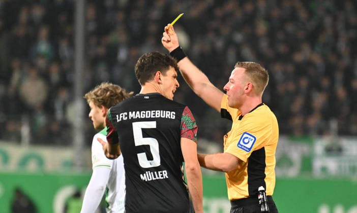 06 02 2026 Soccer Season 2025 2026 2 Soccer Bundesliga 21 Matchday SpVgg Greuther Fürth SGF Kleeblatt 1 FC Magdeburg FCM Sportfoto Zink xwoxzix DFL regulations prohibit any use of photographs as image sequences and or quasi video only for editorial use Lars Erbst Referee shows Tobias Müller Mueller 5, 1 FC Magdeburg FCM yellow card yellow