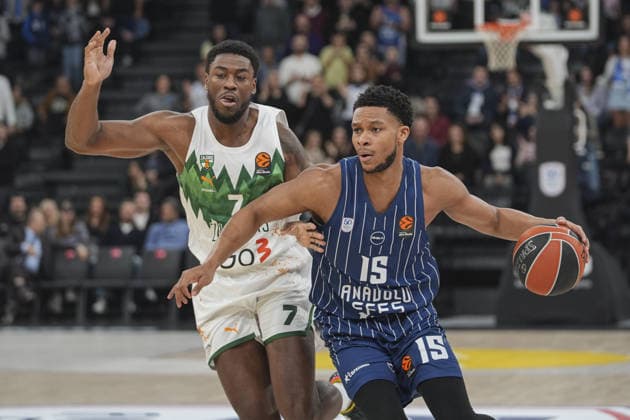 Anadolu Efes v Zalgiris - Basketball EuroLeague ISTANBUL, TURKIYE - FEBRUARY 6: Perry Dozier (15) of Anadolu Efes in action against Moses Anthony Wright (7) of Zalgiris during the EuroLeague week 27 basketball match between Anadolu Efes and Zalgiris at the Turkcell Basketball Development Center in Istanbul, Turkiye, on February 6, 2026. Beyza Comert Anadolu Istanbul Turkey. Editorial use only. Please get in touch for any other usage.  Copyright: x2026xAnadoluxBeyzaxComertx