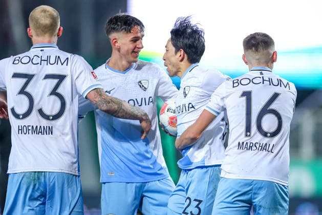 06 02 2025, Fußball, Preußen Münster VfL Bochum, 2 Fußball Bundesliga, Preußenstadion, 21 Spieltag, Saison 2025 2026 Torjubel nach dem Tor zum 1 1 durch Torschütze Koji Miyoshi VfL Bochum 23 zusammen mit Philipp Hofmann VfL Bochum 33 Cajetan Lenz VfL Bochum 34 Callum Marshall VfL Bochum 16 DFB regulations prohibit any use of photographs as image sequences and or quasi video Nordrhein Westfalen Germany
