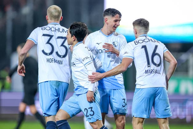 06 02 2025, Fußball, Preußen Münster VfL Bochum, 2 Fußball Bundesliga, Preußenstadion, 21 Spieltag, Saison 2025 2026 Torjubel nach dem Tor zum 1 1 durch Torschütze Koji Miyoshi VfL Bochum 23 zusammen mit Philipp Hofmann VfL Bochum 33 Cajetan Lenz VfL Bochum 34 Callum Marshall VfL Bochum 16 DFB regulations prohibit any use of photographs as image sequences and or quasi video Nordrhein Westfalen Germany
