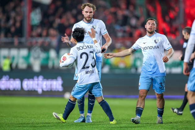 06 02 2025, Fußball, Preußen Münster VfL Bochum, 2 Fußball Bundesliga, Preußenstadion, 21 Spieltag, Saison 2025 2026 Torjubel nach dem Tor zum 1 1 durch Torschütze Koji Miyoshi VfL Bochum 23 zusammen mit Philipp Strompf VfL Bochum 03 Maximilian Wittek VfL Bochum 32 DFB regulations prohibit any use of photographs as image sequences and or quasi video Nordrhein Westfalen Germany