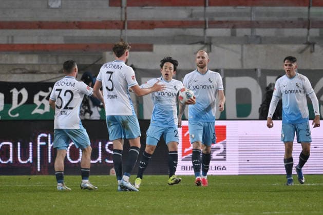 Cheer 1 1, Goalscorer Koji Miyoshi VfL Bochum , mi , is celebrated 06 02 2026, Soccer 2 Bundesliga, Season 2025 2026, 21 Matchday, Preußen Münster VfL Bochum DFL regulations prohibit any use of photographs as image sequences and or quasi video Muenster Preussenstadion Nordrhein Westfalen Germany Team2
