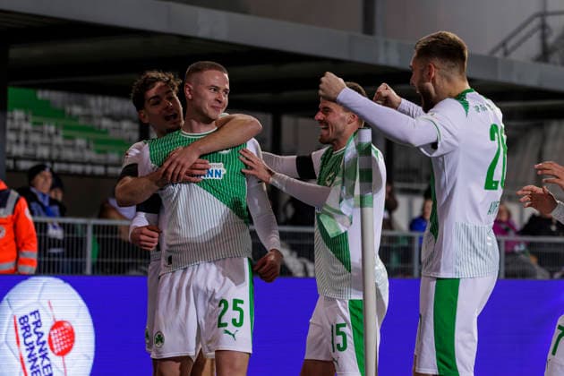 Fürth, Germany 06 February 2026 2 Liga 2025 2026 SpVgg Greuther Fürth vs 1 FC Magdeburg In the picture in the grape scorer Brynjar Bjarnason SGF cheers with his teammates after his goal for 1 0, DFL regulations prohibit any use of photographs as image sequences and or quasi video Sportpark Ronhof Bayern Copyright: xFotostandx xSchäferx