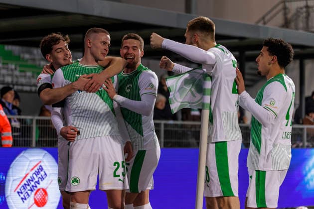 Fürth, Germany 06 February 2026 2 Liga 2025 2026 SpVgg Greuther Fürth vs 1 FC Magdeburg In the picture in the grape scorer Brynjar Bjarnason SGF cheers with his teammates after his goal for 1 0, DFL regulations prohibit any use of photographs as image sequences and or quasi video Sportpark Ronhof Bayern Copyright: xFotostandx xSchäferx