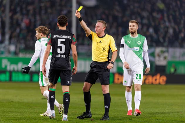 Fürth, Germany 06 February 2026 2 Liga 2025 2026 SpVgg Greuther Fürth vs 1 FC Magdeburg In the picture from left Tobias Müller Mueller FCM receives the yellow card from referee Lars Erbst DFL regulations prohibit any use of photographs as image sequences and or quasi video Sportpark Ronhof Bayern Copyright: xFotostandx xSchäferx