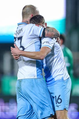06 02 2025, Fußball, Preußen Münster VfL Bochum, 2 Fußball Bundesliga, Preußenstadion, 21 Spieltag, Saison 2025 2026 Torjubel nach dem Tor zum 1 1 durch Torschütze Koji Miyoshi VfL Bochum 23 im Bild Callum Marshall VfL Bochum 16 zusammen mit Philipp Hofmann VfL Bochum 33 DFB regulations prohibit any use of photographs as image sequences and or quasi video Nordrhein Westfalen Germany