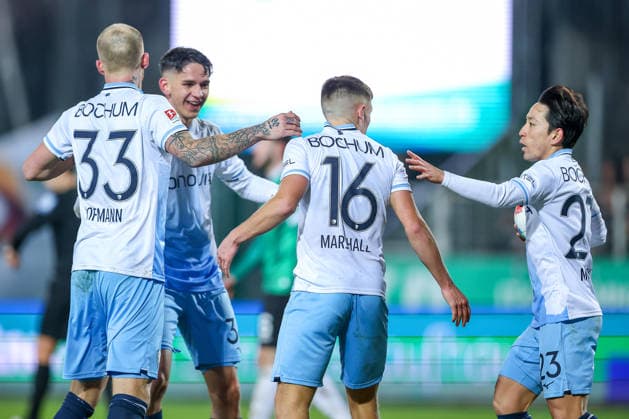06 02 2025, Fußball, Preußen Münster VfL Bochum, 2 Fußball Bundesliga, Preußenstadion, 21 Spieltag, Saison 2025 2026 Torjubel nach dem Tor zum 1 1 durch Torschütze Koji Miyoshi VfL Bochum 23 zusammen mit Philipp Hofmann VfL Bochum 33 Callum Marshall VfL Bochum 16 Cajetan Lenz VfL Bochum 34 DFB regulations prohibit any use of photographs as image sequences and or quasi video Nordrhein Westfalen Germany